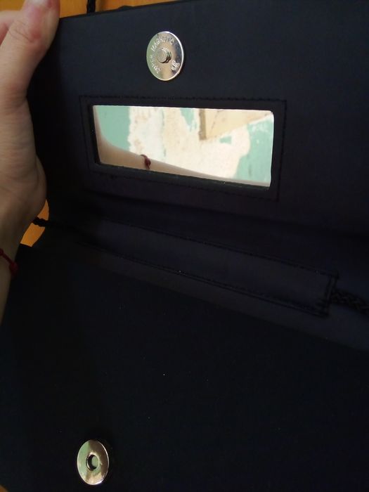 Mala preta elegante com espelho e alça de ombro