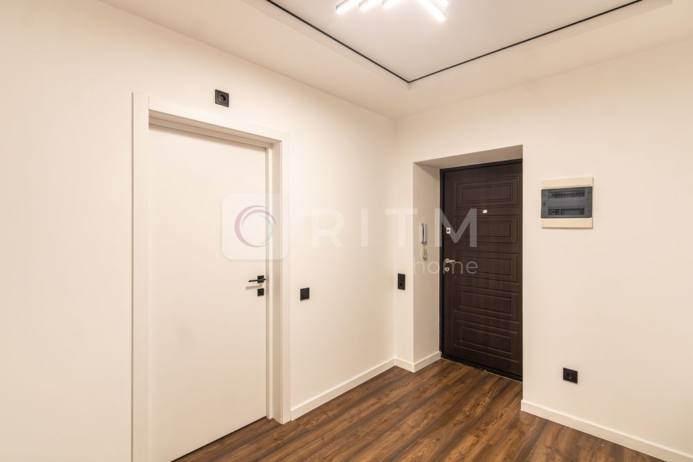 Продається простора 2-к. кв. з ремонтом  біля озера.