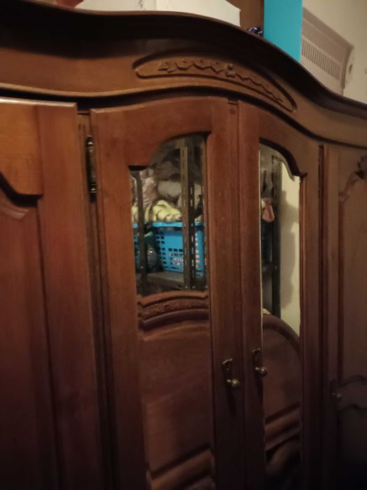 Móveis guarda vestidos, cama, cómoda e mesinhas de cabeceira.