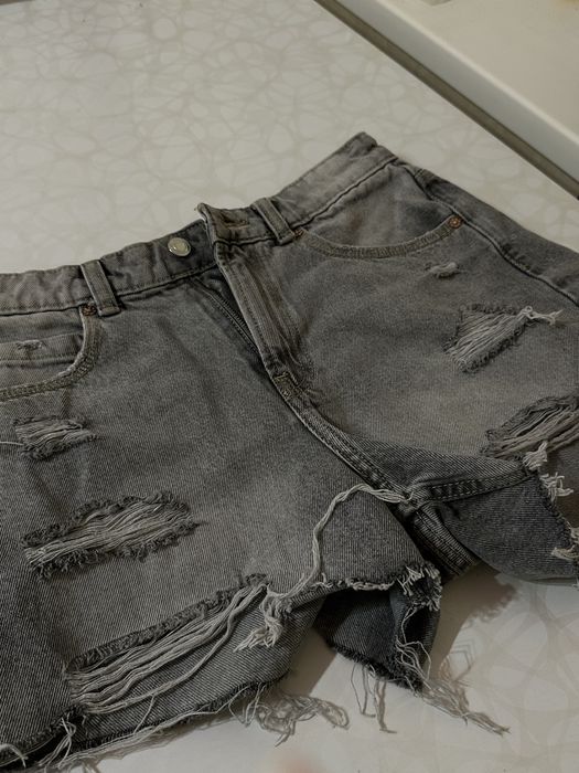 Шорти сірі Bershka 34