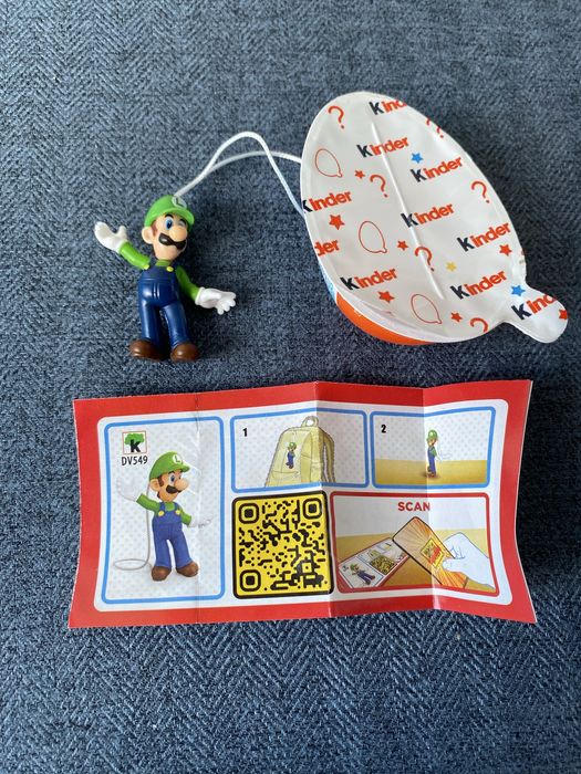 Figurka Luigi z serii Super Mario z Kinder Joy.