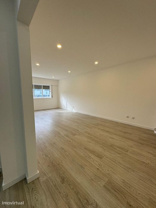 Fantástico Apartamento T2 Totalmente Remodelado com Parqueamento
