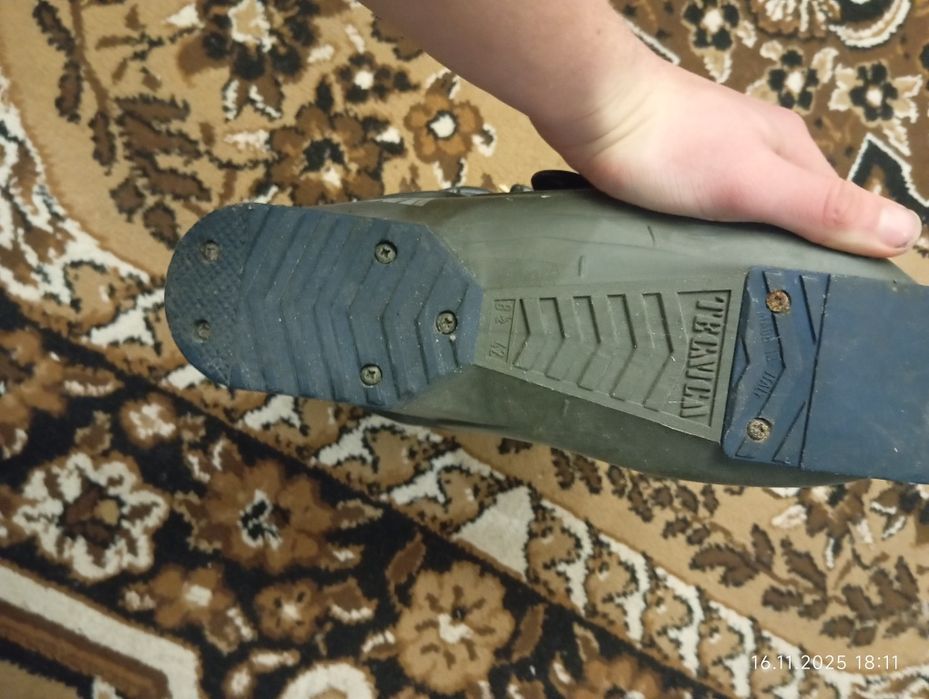 Продам лижні черевики Tecnica TS9 у робочому стані.
Підійдуть для поча