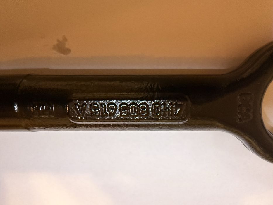 Буксировочный крюк Буксирувальний гак Audi Wolkswagen 4H0 805 615 A