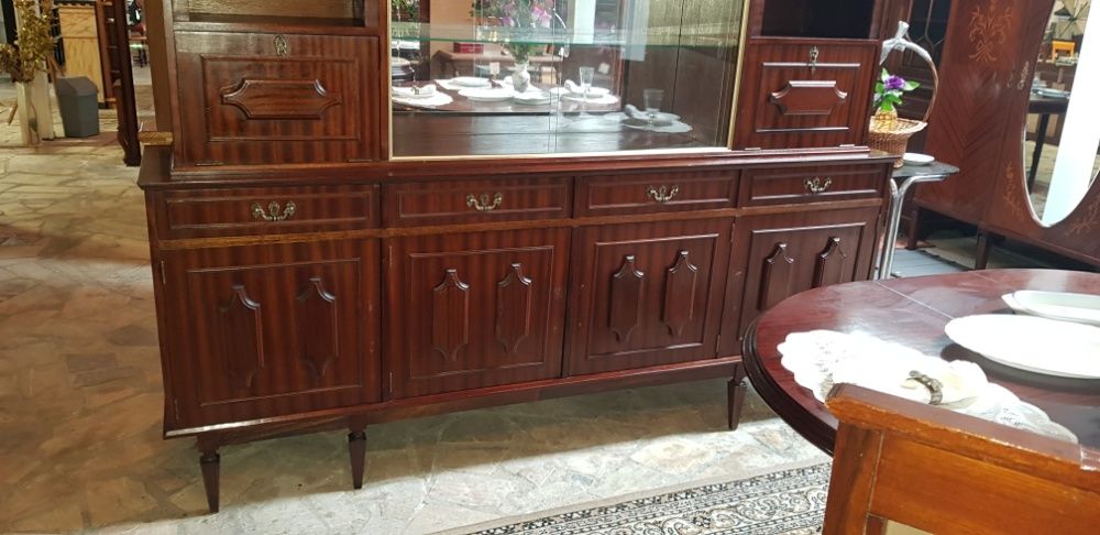 Móvel de sala em madeira, muito bom estado à excepção de alguns puxado