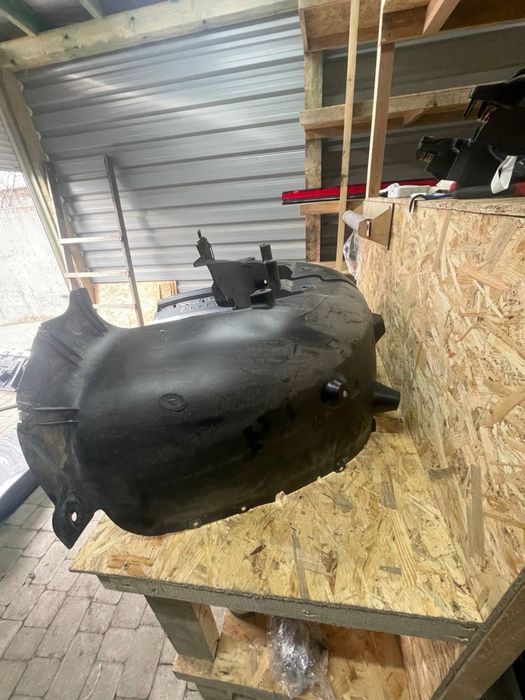 Задній пікрилок Rivian