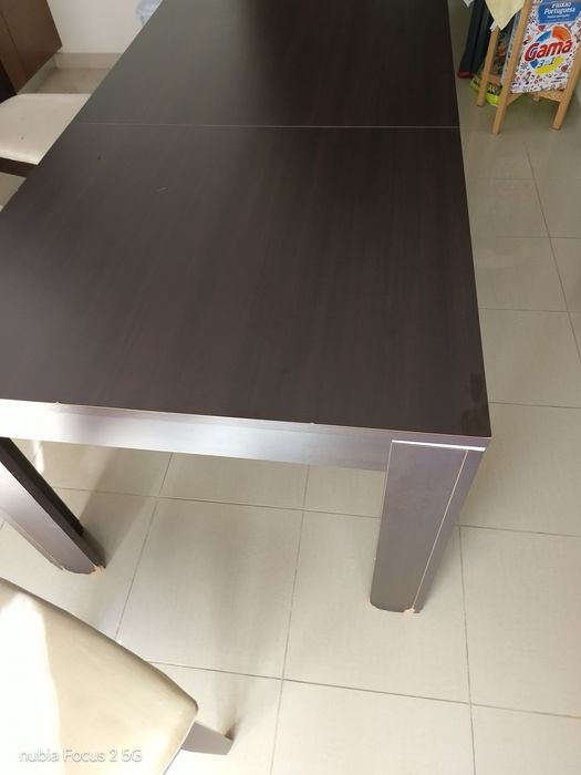 Mesa de refeicoes  extencivel com 6 cadeiras.