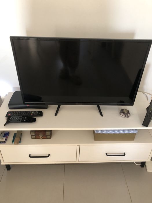 Televisão Lcd de 81 polegadas