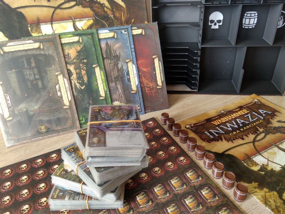 WARHAMMER Inwazja LCG PL 100% komplet (+protektory na karty/stolice+insert+beczki)