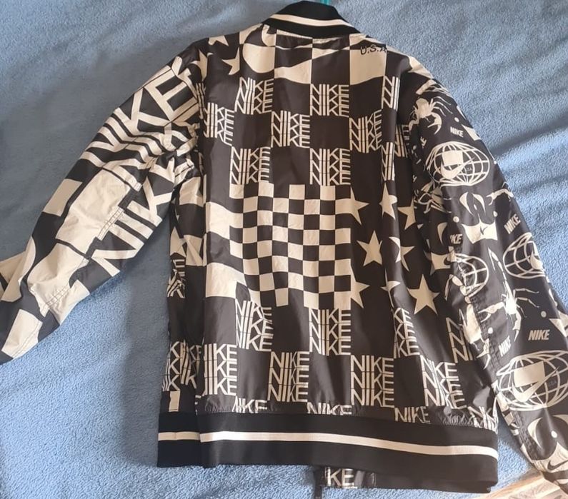 Casaco / kispo / corta vento Nike - tamanho M