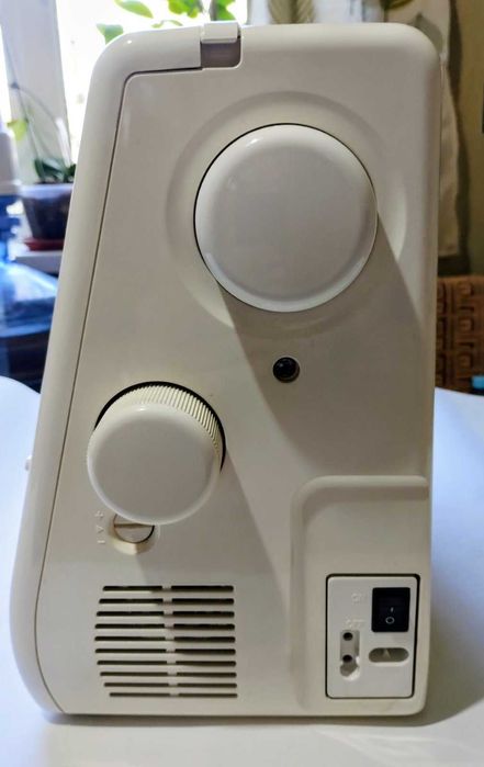 Швейная машина Janome 7524E.