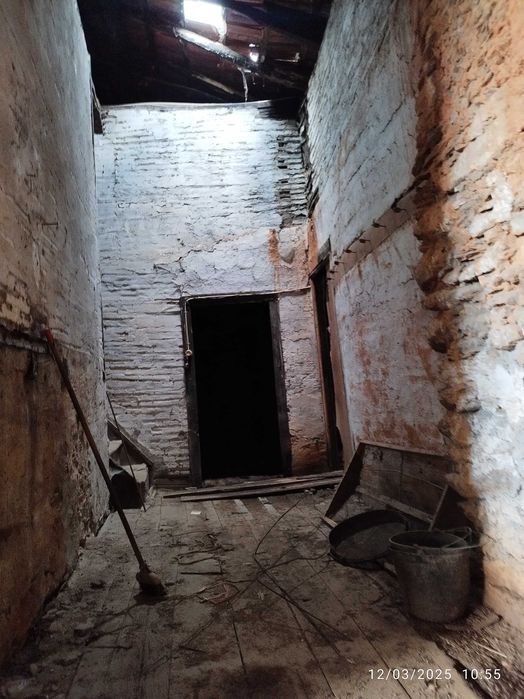 Vende se ou troca se por outra casa na aldeia para reconstruir
