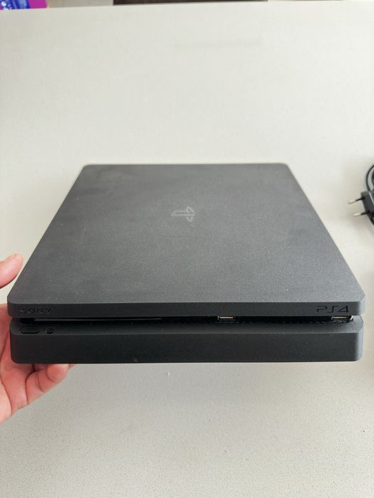 Playstation 4 Slim de 1TB + 2 comandos