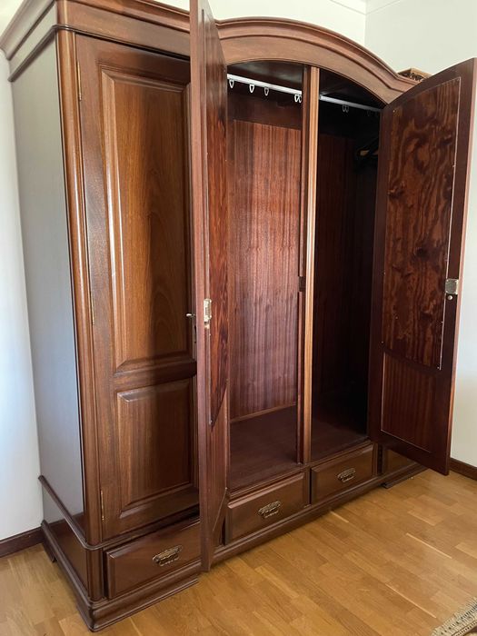 Quarto Completo Clássico em Madeira Maciça com Tampo em Mármore | Venda em Conjunto ou em Peças