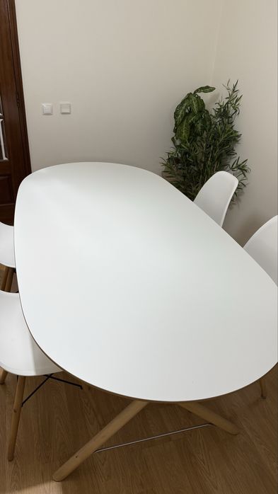 Conjunto mesa de jantar + 4 cadeiras
