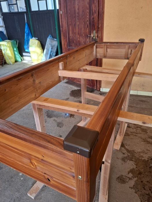 Obudowa grobu, nagrobki drewniane, krzyże nagrobne, cmentarz