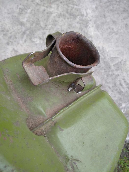 Віддам металеву каністру