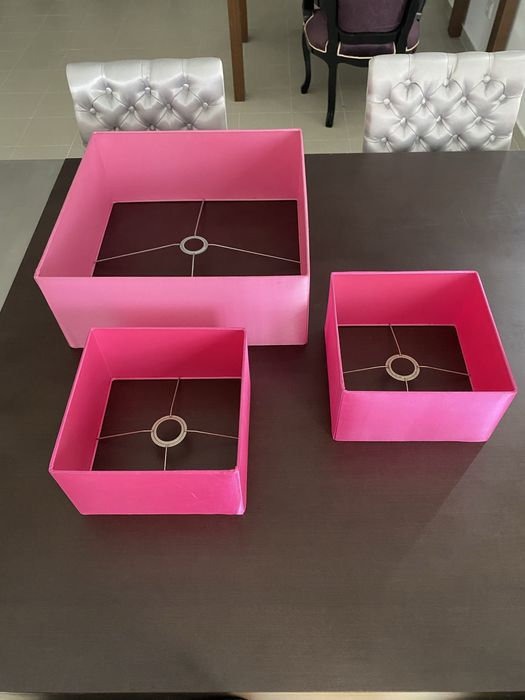 Conjunto de abajur de candeeiro e de teto cor de rosa