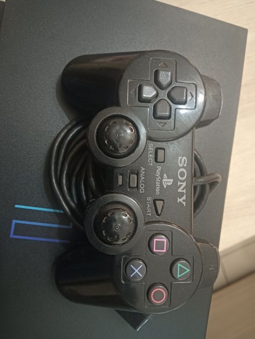 PlayStation 2 FAT (PS2) e cabos + comando e 4 jogos + cartão de memória