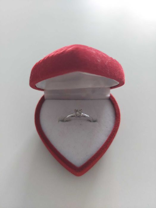Pierścionek Apart - białe złoto próba 585 z brylantem