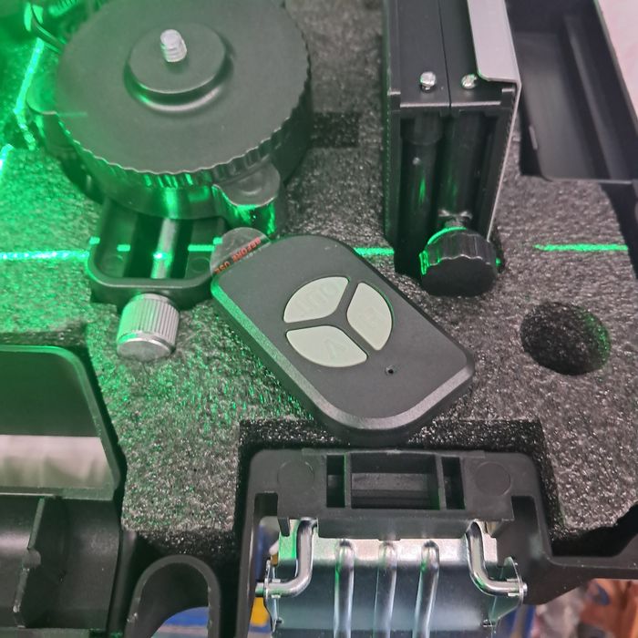 Nível laser 16 linhas + tripé + 2 baterias + comando + Mala plástico