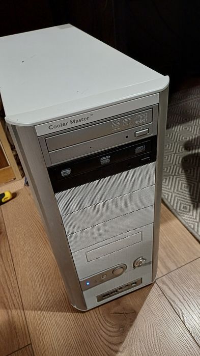 Komputer athlon II x4 620 4gb ram ati radeon.