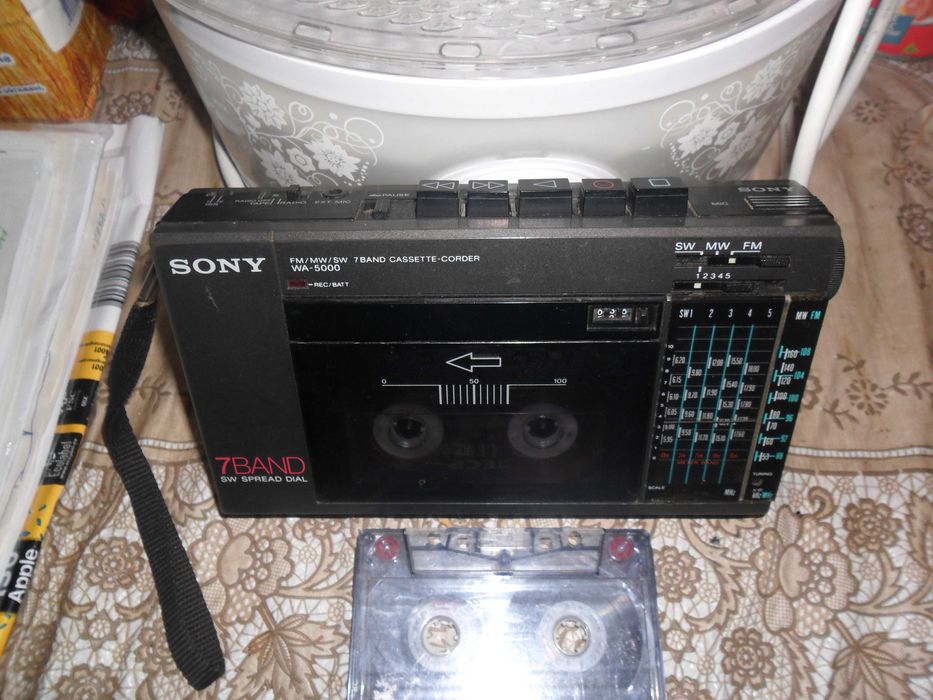 Продам портативную магнитолу SONY (кассетный магнитофон + приемник): 5 ...