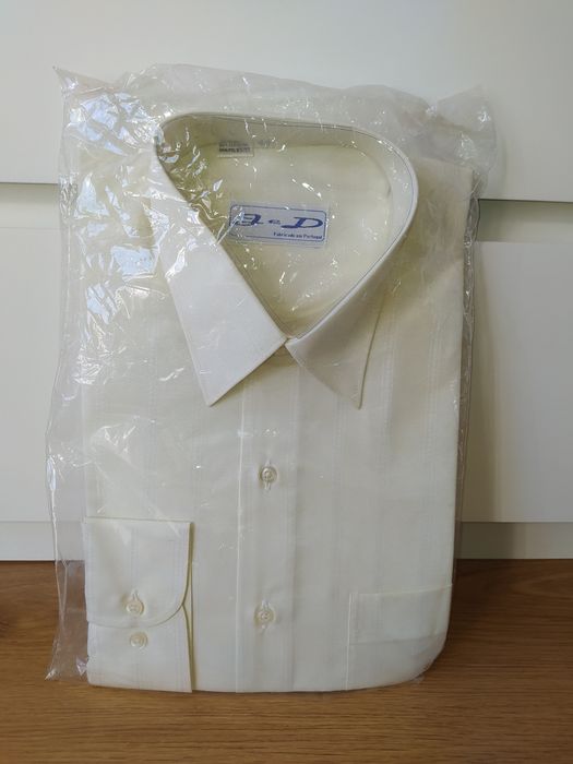 Lote de 4 camisas novas embaladas