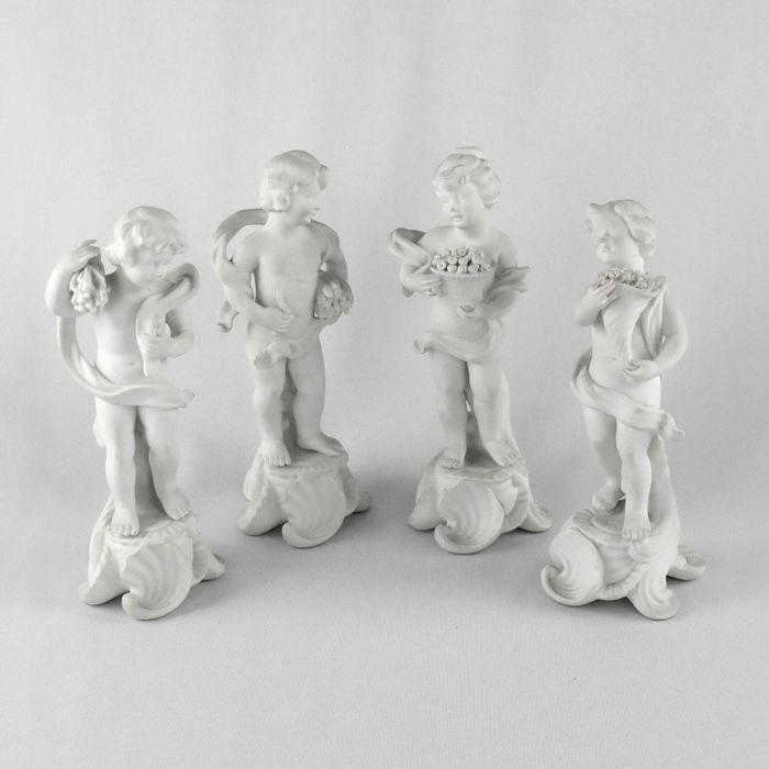 Conjunto de figuras “4 Estações” em porcelana Vista Alegre