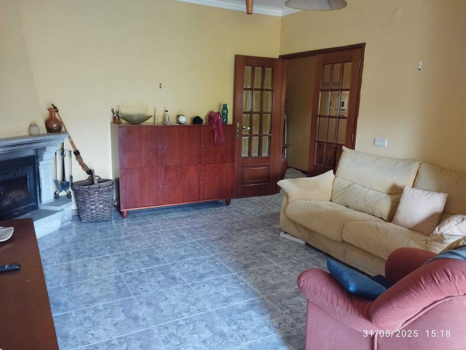 Quarto com cama de casal, casa de banho privativa, a 15 minutos da Universidade do Minho. Cozinha toda equipada e disponível a partir de 01/06.