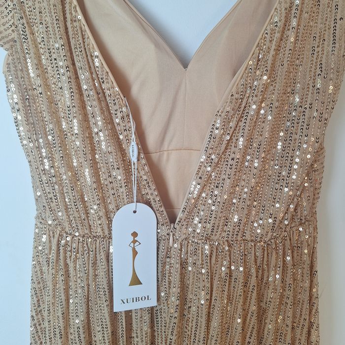 Elegancka złota sukienka ze złotymi cekinami świecąca nowa z metka