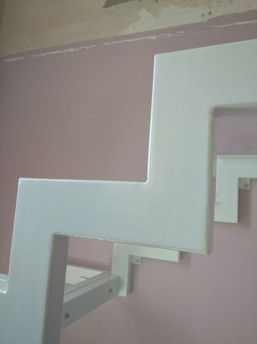 Сходи на металевому каркасі перила нержавійка ковка скло дерево