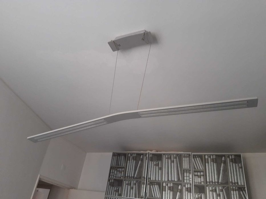 Candeeiro suspenso comprido LED