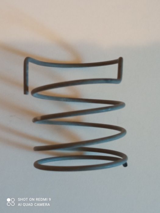 Пружина с выемкой.