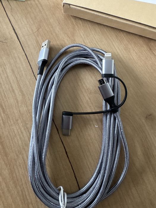 kabel ładujący 3 w 1 z szarym, plecionym oplotem nylonowym oraz końcówkami USB-A, USB-C, Micro-USB i Lightning