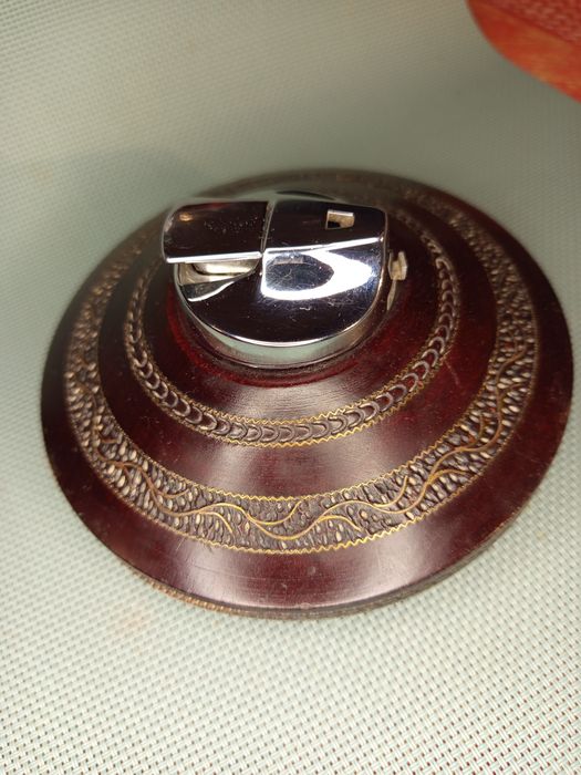 Zabytkowa zapalniczka Ronson z podstą mahoniową i rzeźbionym wzorem,