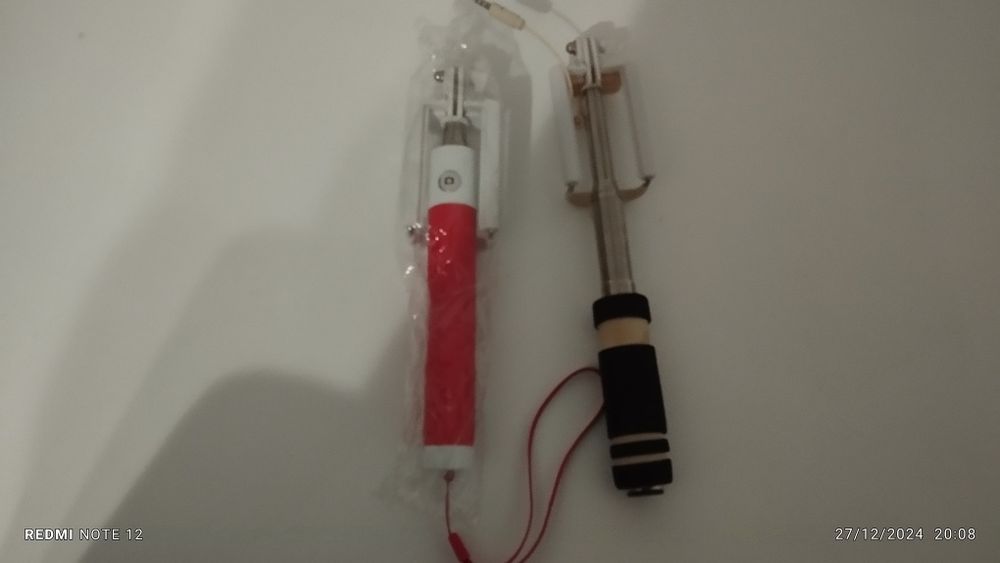 2 selfie sticks. Um como novo