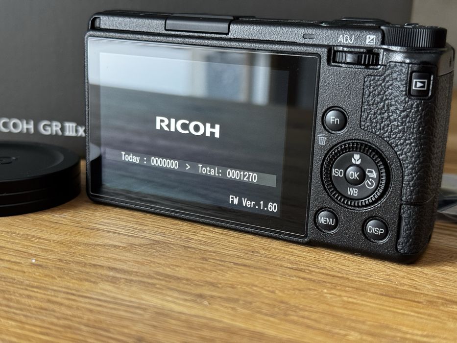Aparat Ricoh GR IIIx idalny jak nowy etui lens cap baierie i ładowarka