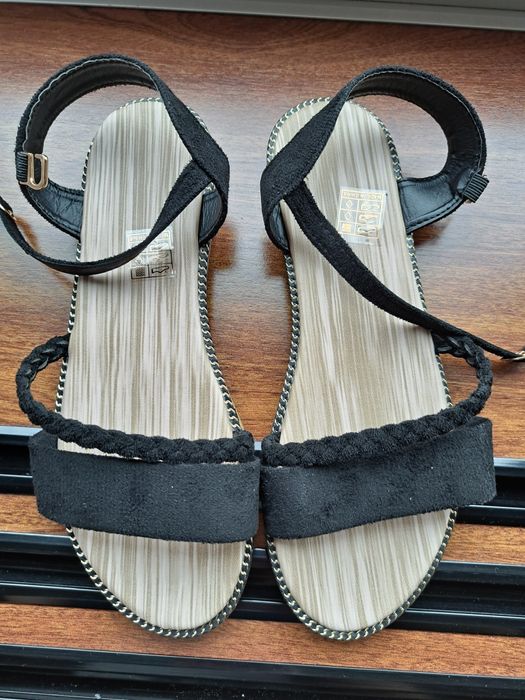 Sandálias rasas pretas