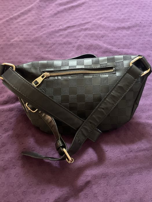 Modna nerka / saszetka w kratkę (styl Damier) – czarna, stan nowy.