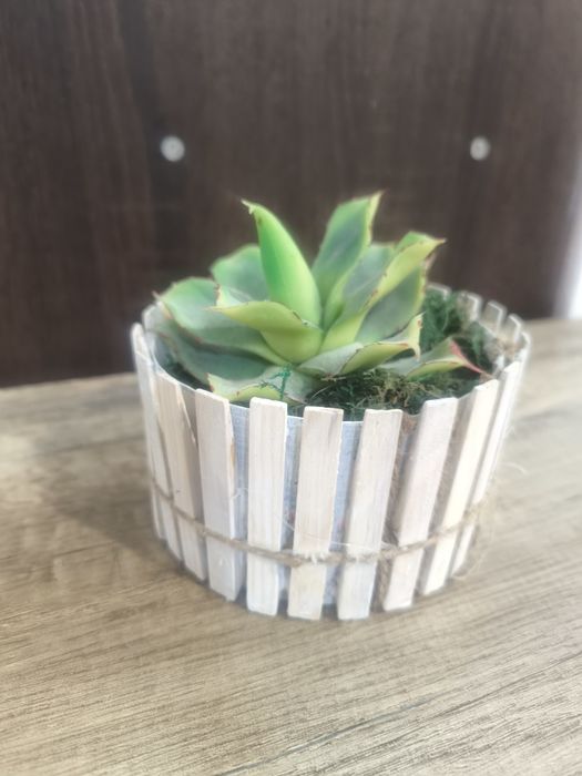 Sztuczny kwiat w ręcznie robionej doniczce