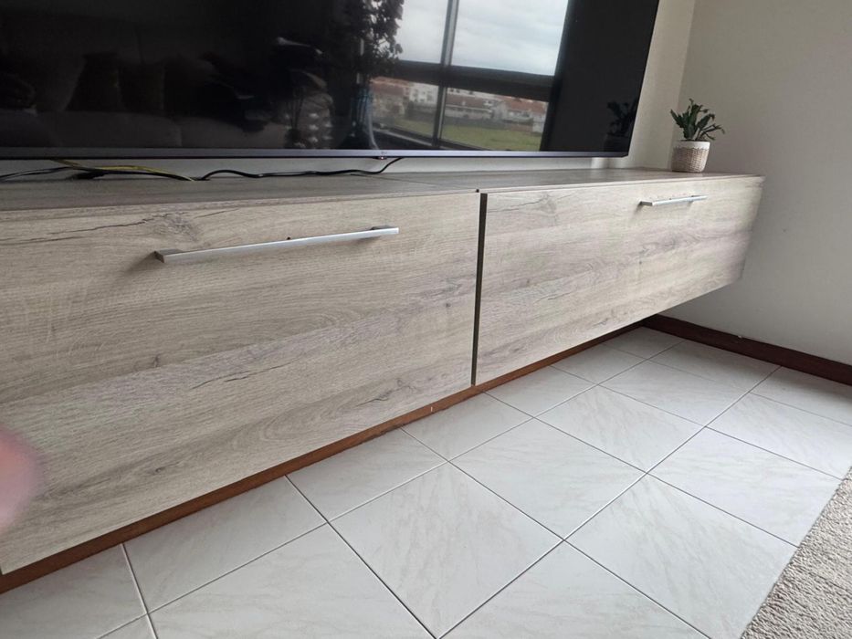 Móvel de sala suspenso em carvalho e branco