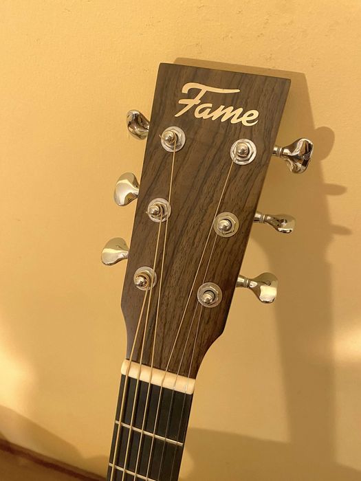 Guitarra Acústica Eletrificada, Madeira Sólida, C/Case, como NOVA