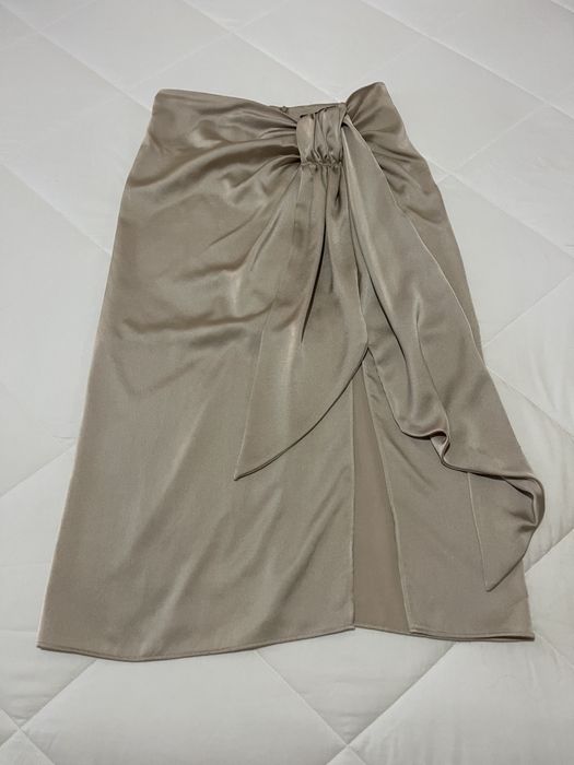 Belissima saia acetinada Zara