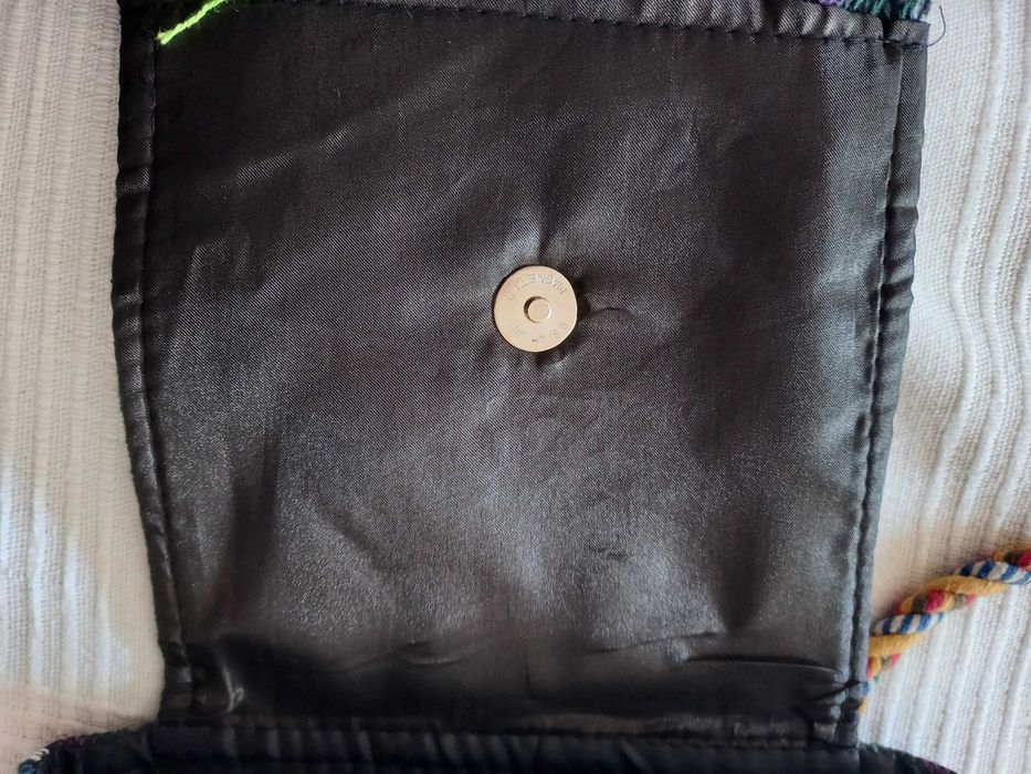 Bolsa artesanal, bordada