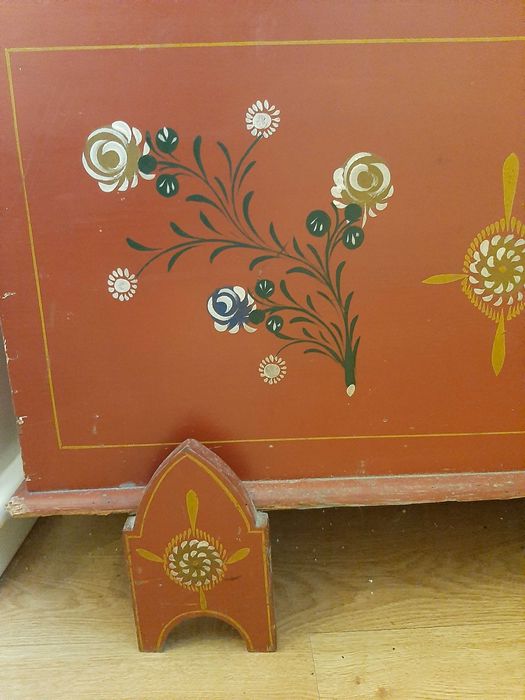 Arca antiga  com pés