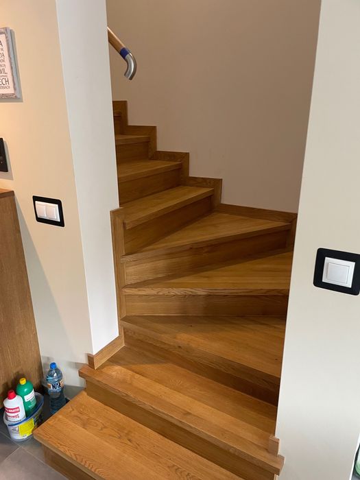Schody drewniane dębowe lite zabiegowe, proste, podesty, parapety