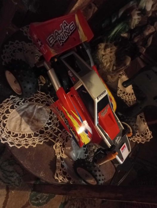 Este é um carro de controlo remoto (RC) da série Tamiya Quick