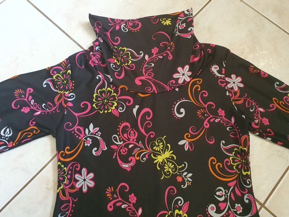 Efektowna sukienka z golfem S/M orientalny wzór