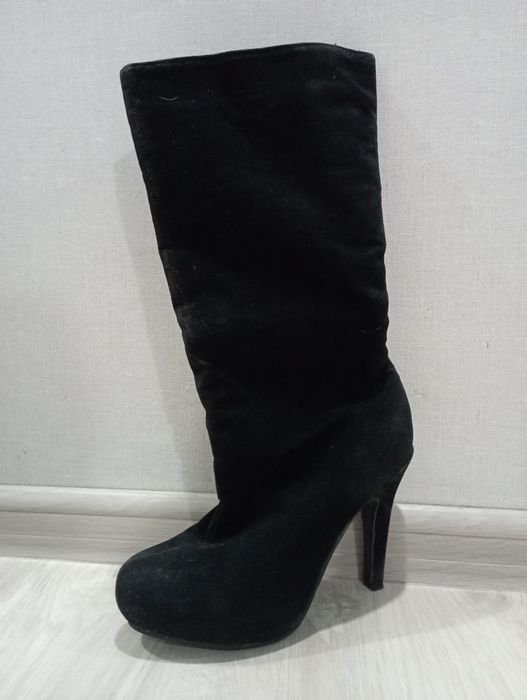 Замшеві сапожки на каблуку